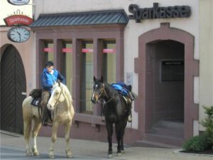 2006-05-01 Bankbesuch zu Pferd