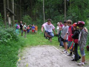2007-08-16-Ferienprogramm-Waldlehrpfad-mit-Foerderverein-der-Schule-1