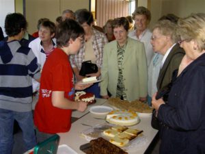 2009-05-17 Kuchenverkauf der Ministranten (2)