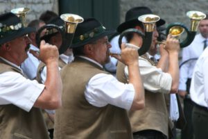 2010-07-18 Jagdhornblaeser im Schafhof (5)