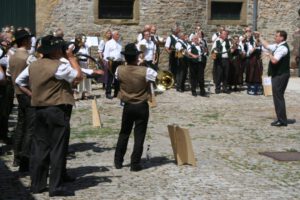 2010-07-18 Jagdhornblaeser im Schafhof (7)