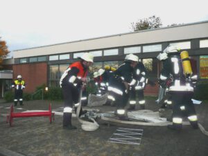 2010-10-05 Feuerwehruebung in der Schule (1)