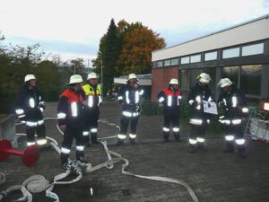 2010-10-05 Feuerwehruebung in der Schule (2)