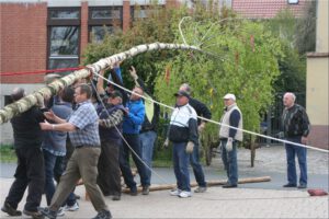 2013-05-01_Am_Maibaum 021