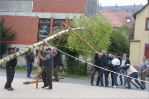 2013-05-01_Am_Maibaum 026