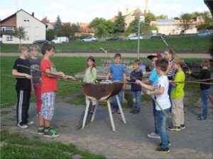 2014-08-27 Stockbrotbacken im Ferienprogramm