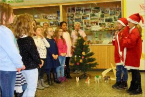 2018-12-14 19.42.00 Adventsfenster in der Schule