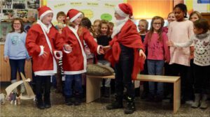 2018-12-14 19.43.59 Adventsfenster in der Schule