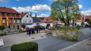 2023-04-30 15.28.19 Der Maibaum wird aufgestellt