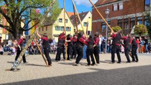 2023-04-30 16.11.54 Der Maibaum wird aufgestellt