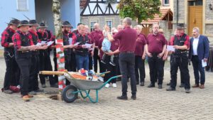 2023-04-30 16.29.42 Der Maibaum wird aufgestellt