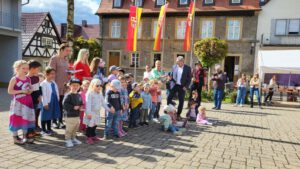 2023-04-30 16.38.57 Der Maibaum wird aufgestellt