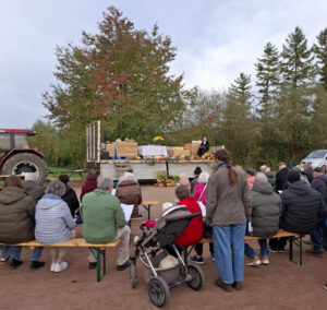 2025-10-19 Erntedank-Gottesdienst mit Traktoren 1 2025-10-19 Erntedank-Gottesdienst mit Traktoren 1